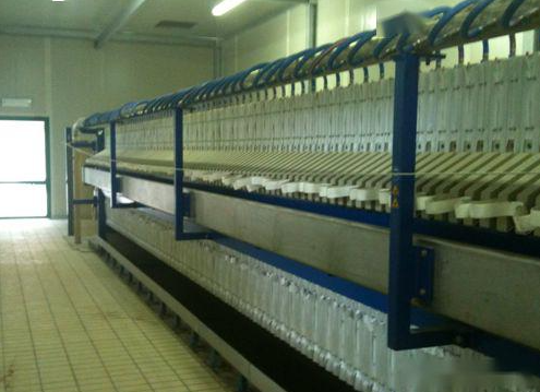 Conveying and separating method