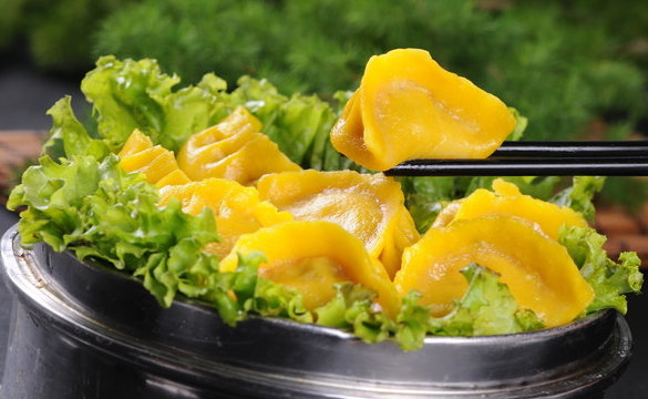 Steamed dumplings with cornmeal